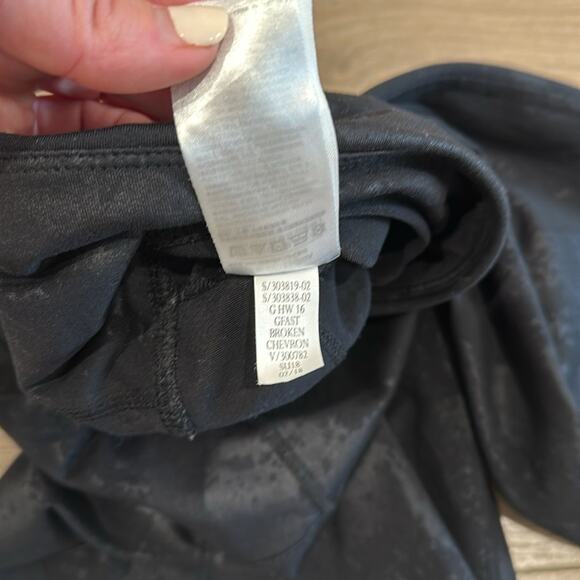 GAPFIT Black Gray GFast Broken Chevron Cropped Workout Active Capris Size Large - Picture 9 of 11